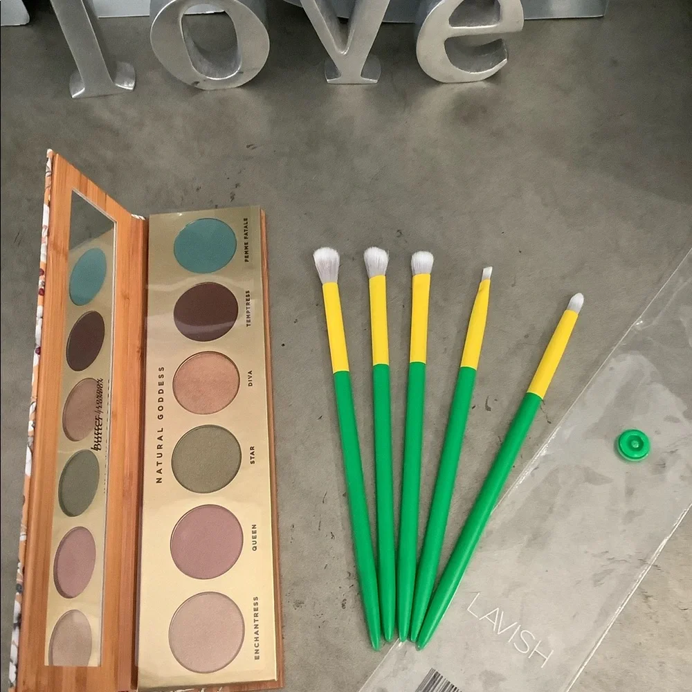 BUTTER‎ LONDON EYESHADOW PALETTE BRUSHES BY LAVISH